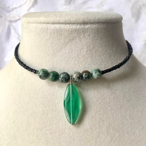 African Turquoise Green Beaded Memory Wire Choker Necklace - Picture 1 of 3